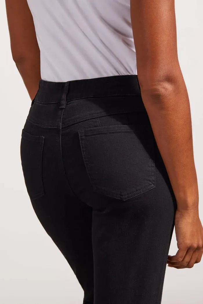 CURVY FIT STRAIGHT LEG BLACK JEAN