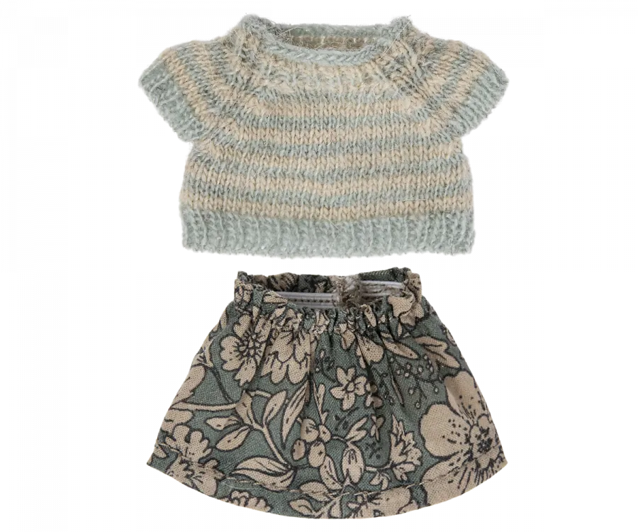 Knitted sweater and skirt for big sister mouse